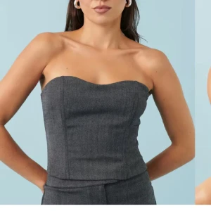 Grå topp - Helt ny med prislapp grå tubtopp från Ginatricot🩶 Nypris 399kr Toppen är axelbandslös och har en elastisk baksida för bättre passform. Bustieri tweed med smock i ryggen och har en hjärtformad ringning.
