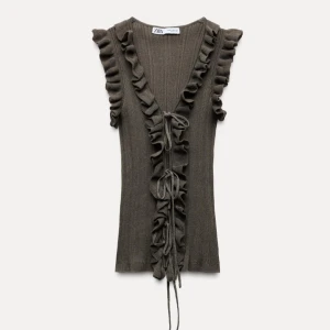 Volangtopp zara - Säljer denna helt slutsålda volangtopp från zara i storlek S - aldrig använd! 🤍går ej att få tag på längre 