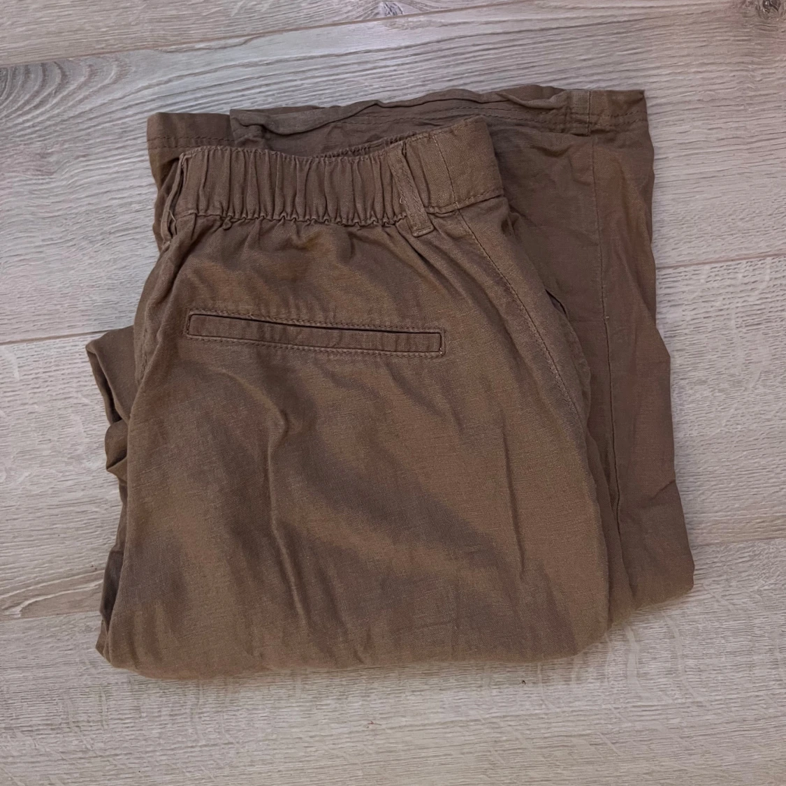 Bruna linnebyxor med resår i midjan