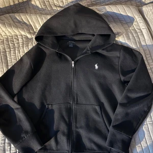 Polo Ralph lauren kofta  - Koftan är använd fast inget fel med den. Säljer den eftersom den inte passar mer.