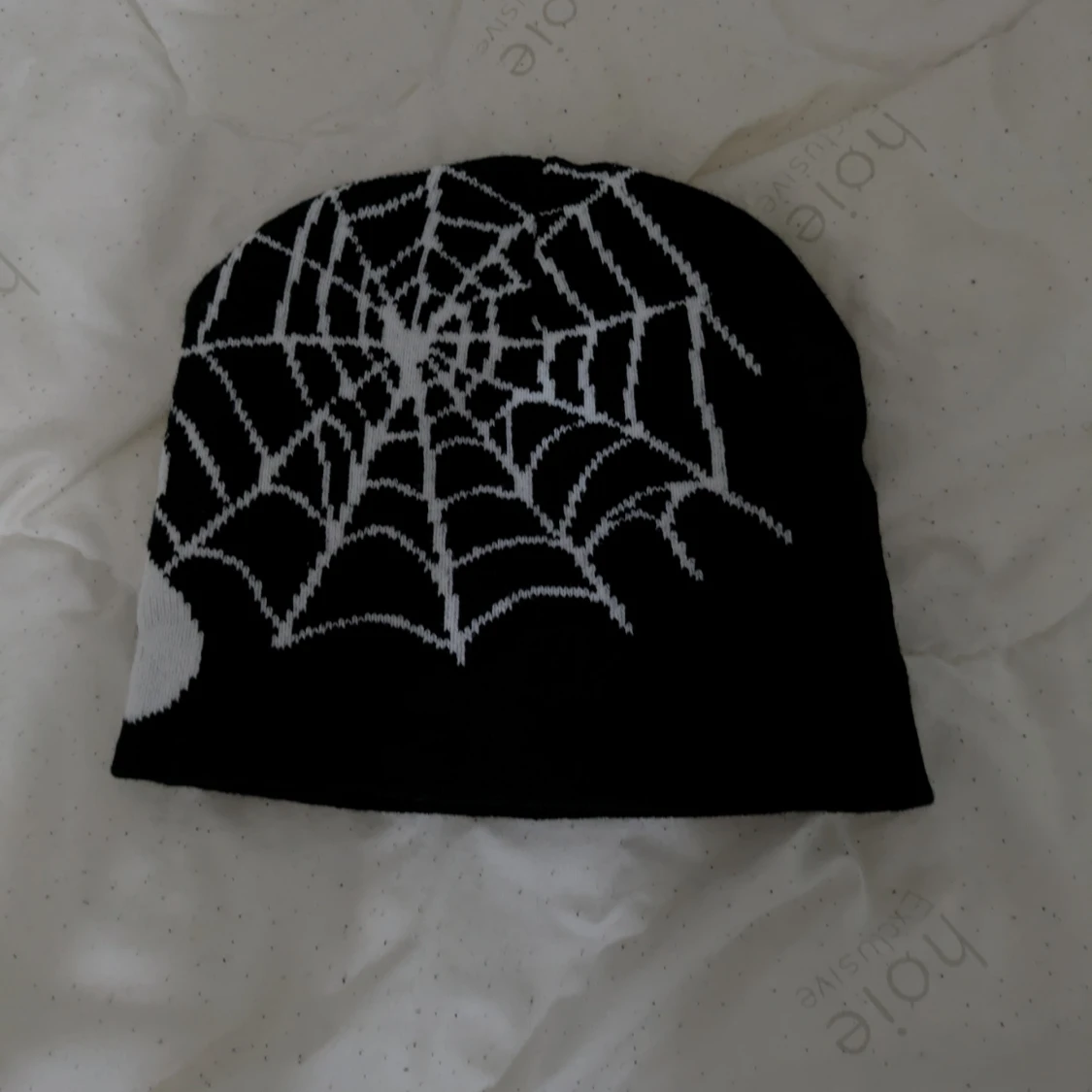 Svart/vit y2k mössa "grvty visions"  - 1