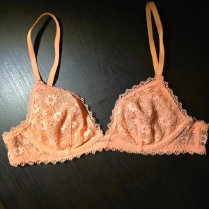 Spets-bh från Victoria's Secret! - Supergullig persikofärgad ovadderad bh med spets från Victoria's Secret, som jag inte passar. Ena lappen är bortklippt men annars som nyskick! 🩷  Rök och djurfritt hem!