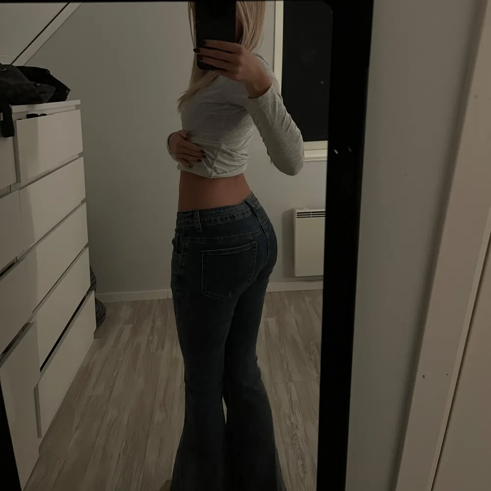 Super snygga lågmidjade jeans, utsvängda💕💕sista bilden visar vilken färg den är🌺. Farkut & Housut.