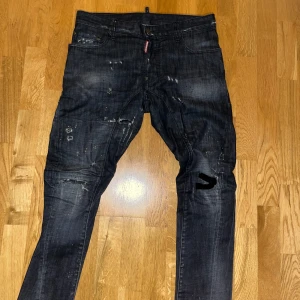 Svarta jeans från Dsquared2 - Säljer ett par äkta Dsquared2 jeans. Har knappt användt dom. Det är därför jag säljer dom. Byxorna är i jätte bra skick. Köpt för 3600kr mitt pris 800kr.Pris kan diskuteras😊