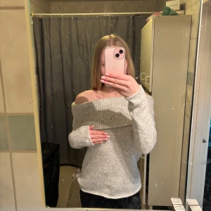 OANVÄND offshoulder tröja från Gina Tricot - Säljer då den inte kommer till användning, helt oanvänd utan prislapp. Offshoulder delen är justerbar