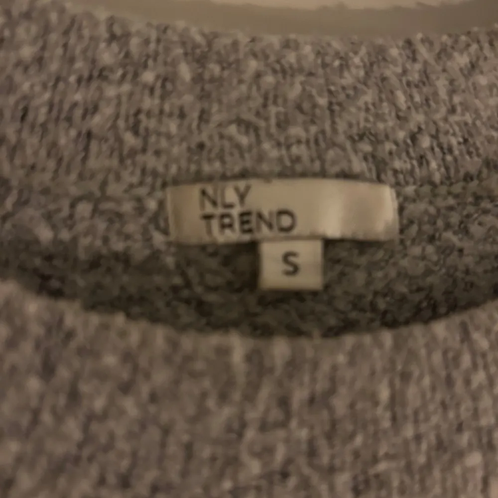 Mysig grå tröja från NLY Trend med en loose passform. Perfekt för kyliga dagar med sin bekväma design och långa ärmar. En stilren baströja som passar till det mesta.. Neuletakit & Villapaidat.