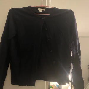 Marinblå kofta  - Marinblå kofta. Använd ett antal gånger så den är lite nopprig 