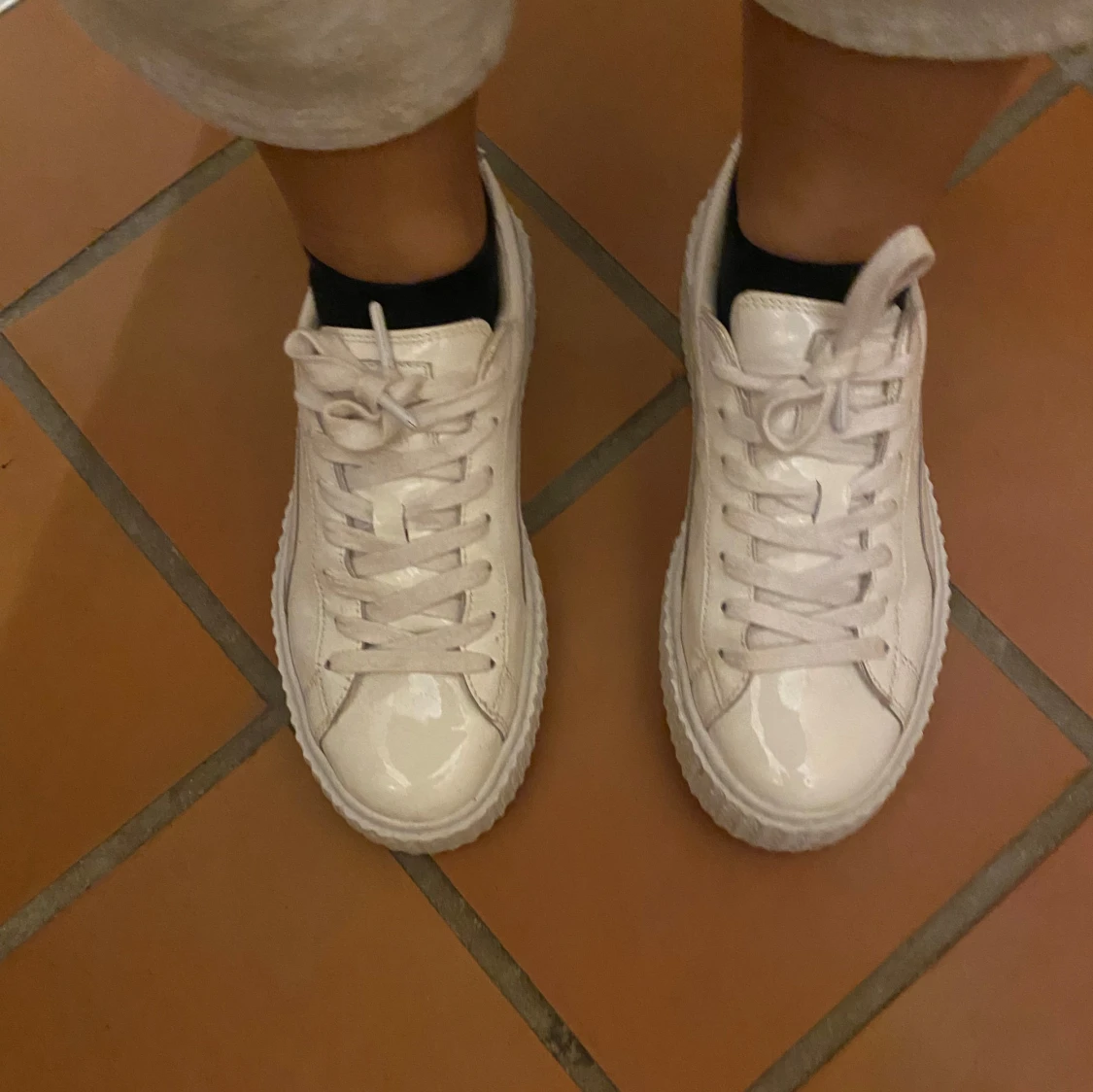 Vita sneakers med platåsula - 1