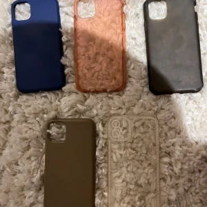 Flera mobilskal i olika färger - Säljer fem olika mobilskal i varierande färger och material. Original pris ca 400 för alla säljer för 75 alltså 15kr styck, hör av dig om du är intresserad utav att köpa men inte vill ha alla, då kan vi diskutera pris beroende på hur mycket det kostar som nytt😀