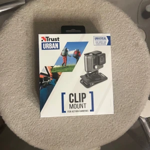 (Fäste) Clip Mount för Actionkameror - Säljer detta helt nya fäste till actionkamera.  Aldrig använt, säljer den då den aldrig kom till användning. Den är i original förpackning, aldrig öppnad.  Kontakta mig vid eventuella frågor eller för fler bilder.
