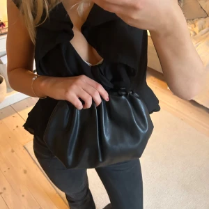 Svart clutch - Så snygg, svart clutch väska. Perfekt för utgång och till skolan😍😍
