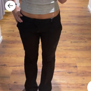 Svarta kostymbyxor från BikBok - Snygga svarta kostymbyxor från BikBok i storlek 34. Byxorna har en klassisk design med raka ben och är perfekta för en stilren look. De har fickor och en bekväm passform. Första bilden är lånad💗ny pris 499kr