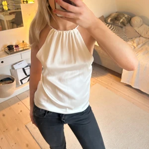 Zara topp med öppen rygg  - Sååå fin topp från Zara med öppen rygg och knytning 😍😍
