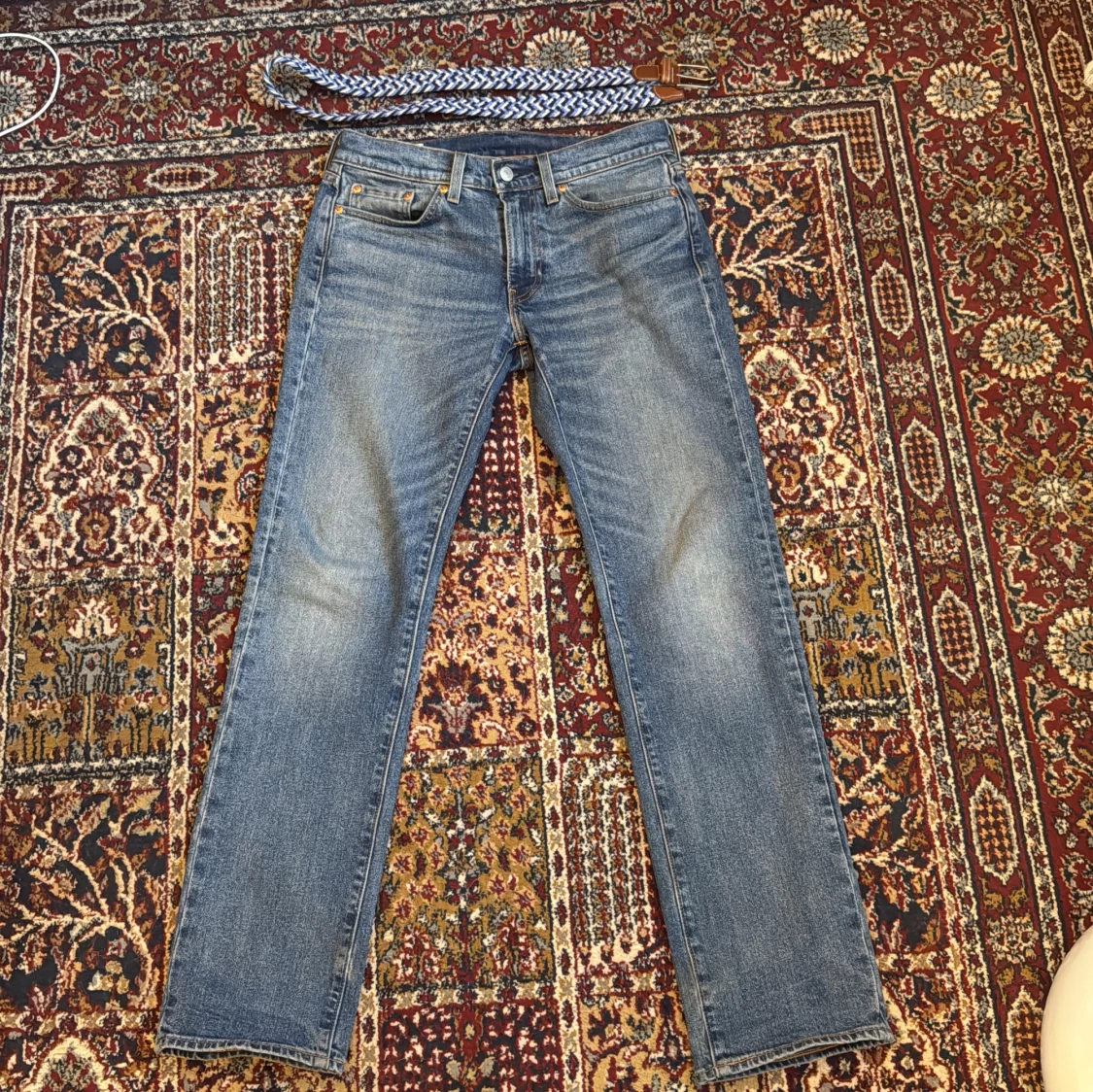 Levis 514 blåa, med ett bälte - 3