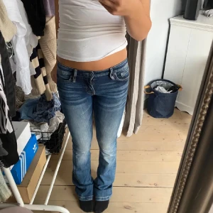 Blå bootcut jeans - Snygga blå bootcut jeans som är low waist. I bra skick💗