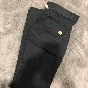 Svarta byxor  - Freddy pants svarta