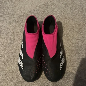 Adidas predator accuracy.3 LL FG - säljer nu dessa adidas predator skor eftersom jag slutat på fotboll. Dem är använda en halv säsong ungefär och är forfarande i perfekt skick💯Dessa går för lite olika priser men på fotbollsshopen.se går dem för ca 800kr men jag tänker att priset går att diskutera men tänker att jag vill helst sälja dom för 500-600kr.
