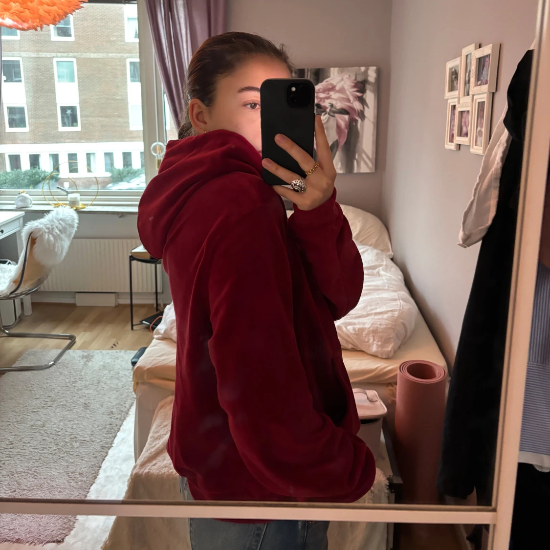 Röd hoodie i sammet - 1