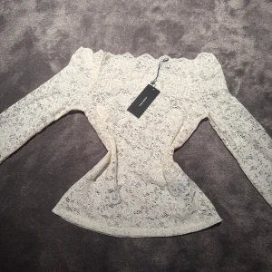 Vit spetsblus  - Fin vit spetsblus från Vero Moda med offshoulder-design och långa ärmar med snygga spetsdetaljering över hela plagget 🥰. Ny med tag kvar💕