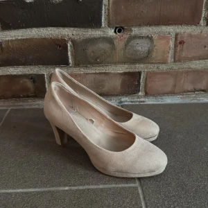 Beigea/rosa klackar  - Säljer dessa fina klackar då dom blivit för små, endast använda ett fåtal gånger