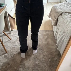 State of elevenate manchester byxor  - Helt nya State of elevenate mörkblåa manchester byxor (Women's Après Cord Slacks) Nypris 1800kr  98% bomull  