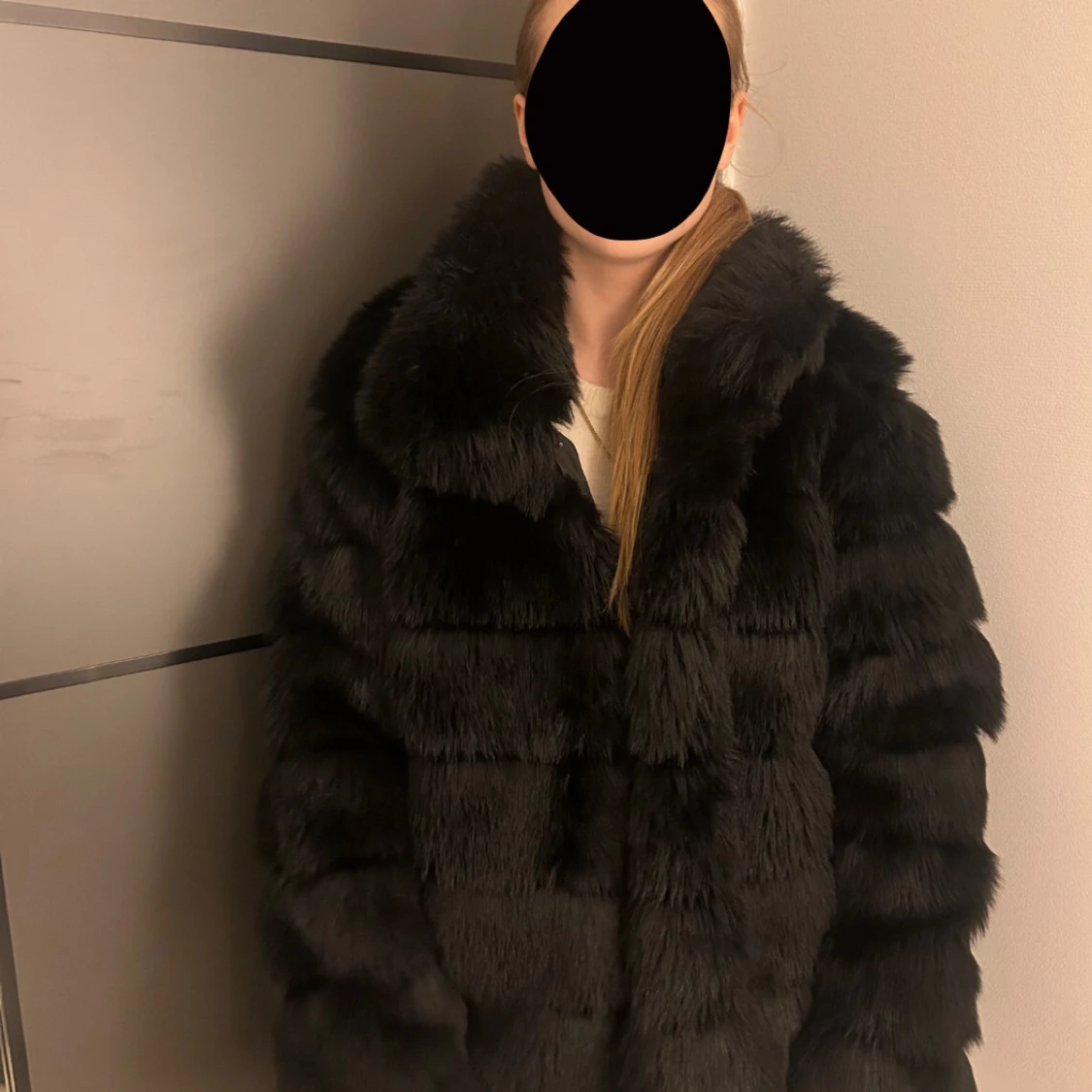 Svart pälsjacka från NLY Trend - 1