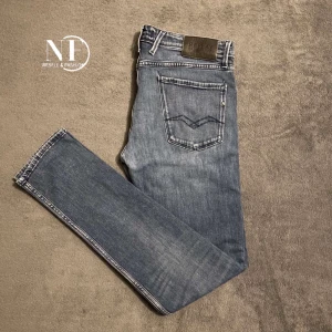 Replay anbass  - Tja! Säljer ett par mörkblå/grå jeans från Replay i modellen anbass. Byxorna är i storlek W34, L34 och är i väldigt fint skick. Byxorna sitter som W32. Hör av er vid eventuella frågor eller funderingar!🤝