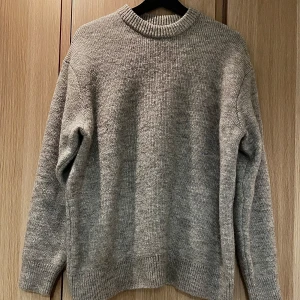 Stickad tröja grå - Grå stickad tröja från ZARA. Endast använd ca 3 gånger så den är i princip helt ny. Nypriset var 399.          Materialet är riktigt bekvämt: består av 59% Acryl, 28% Polyester och 13% Ull.