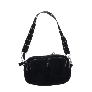 Svart axelväska med nitar - väska från gina tricot👍🏼 långt axelband finns med bra skick används inte bara💕😊 (inte mina bilder så fråga om ni vill se🥰)