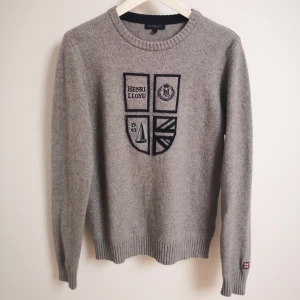 Ulltröja från Henri Lloyd - Grå stickad tröja i ullmix från Henri Lloyd. 55% ull och 45% bomull. Storlek Small. Köparen står för frakten. 