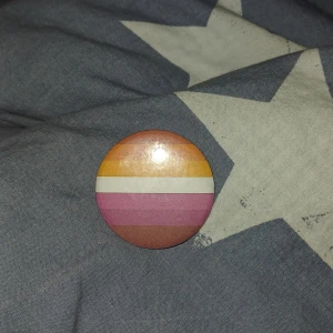 Pin  - Säljer en av mina pins, lesbiska flaggan 😍 Lite skrapsår på den men inte så stora ❤️🧡🤍🩷💜 5cm/4cm antar jag? 