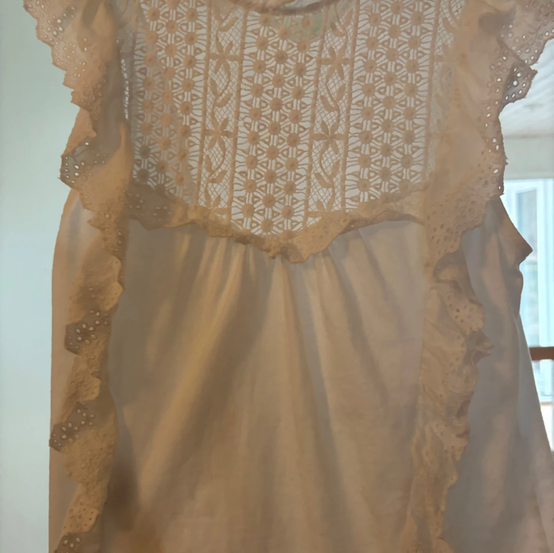 Vit blus med spetsdetaljer