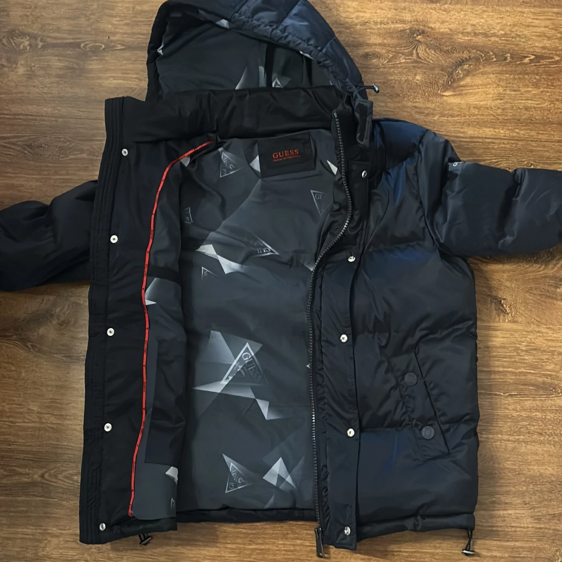 Svart pufferjacka från Guess - 1