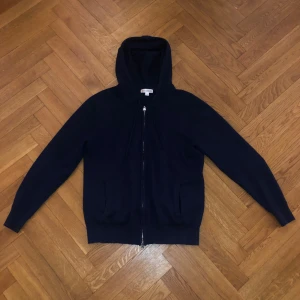 Mörkblå cashmere hoodie - Säljer denna cashmere tröja med zip. För endast 600kr. Skick 8/10.Skriv vid frågor och funderingar. Lämna prisförslag!