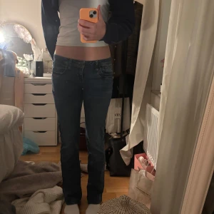 Blå jeans - Snygga blå lågmidjade jeans från ltb!                           Modell: Valerie                                                                  W27 L32                                                                           Köpt för 800 på zalando