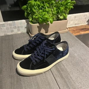 Tom Ford Velvet skor  - Tja, säljer dessa otroligt snygga mörkblåa sneakers från Tom Ford i sammet. Om du vill ha massvis med komplimanger och frågor om dina skor, har du hittat rätt. Lådan och övriga tillbehör tillkommer vid köp. Det är bara att höra av sig om man har någon fundering!