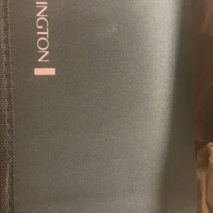 Remington hårfön  - Oanvänd hårfön från Remington. Ordinarie pris 1000 kr, pris kan diskuteras om den köps omgående. 