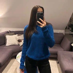 Blå stickad tröja - Säljer blå stickad tröja i storlek S. Använd Max 2 gånger, köparen står för frakten!💗