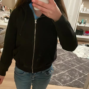 Svart huvtröja från H&M - Säljer en svart huvtröja från H&M Basics. Tröjan har dragkedja framtill och långa ärmar. Perfekt för en casual look. Det är en fläck som säkert går att få bort.🖤