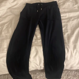 Marinblå juciy couture💙 - Säljer mina jättesnygga juciy som tyvärr är för små för mig!💗 ganska använda men inga hål, tecken på slitningar mm. Nypris:1100💗