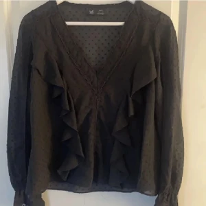 Volangblus - Superfin volangblus från Zara! Endast testad, nyskick🥰 Skulle säga att det är en S/M. Köpt för ca 400💗