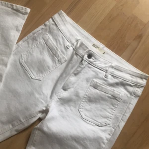 Vita bootcut jeans - Säljer ett par nya, bootcut jeans på grund av att de ej passar. Aldrig använda 💕Fickor både fram och bak! ❣️