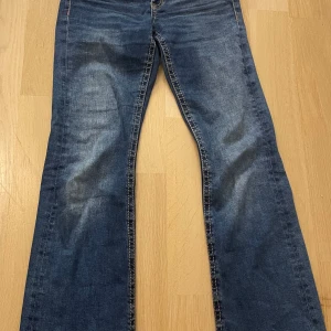 Blå jeans från Gina Tricot - Snygga blå jeans från Gina Tricot med bootcut-stil. Skriv för fler bilder! I fint skick!Hela bilden på jeansen fick inte plats så om ni är intresserade av dom får ni be om fler bilder