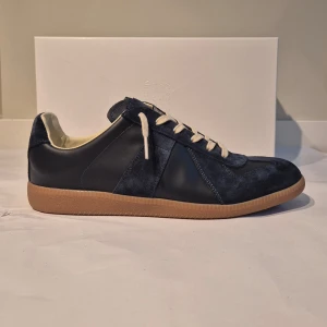Mason Margiela  - Helt nya navy blue Mason Margiela- skicket är 10/10 - box och tygpåsarna ingår - priset går att diskuteras!
