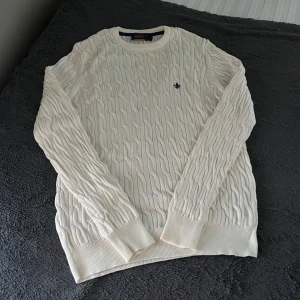 Morris Kabelstickad Tröja - Säljer denna snygga kabelstickade tröja från märket Morris. Tröjan är i storlek M och är i toppen skick!