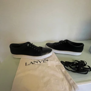 Lanvin  - Snygga,stilrena och trendiga skor ifrån lanvin. Nypris≈5000kr mitt pris 1899. Bra skick dock så är cap toe på vänster sko lite sliten. Priset är inte hugget i sten och hör av er vid funderingar. //Armadio💫