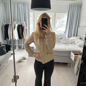 Moncler jacka  - Så fin moncler jacka! Den är i mycket bra skick. Den har en avtagbar luva. Alla detaljer finns på 4e bilden. Den har flera fickor med dragkedja på framsidan. Pris kan diskuteras vid snabb affär