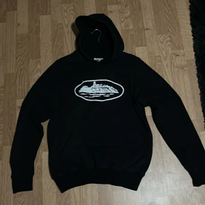 Cortiez hoodie - Liten defekt vid fickan då sömmen lossnat lite men inget man tänker på i person. Storlek S men passar M. Relativt nytt skick. 