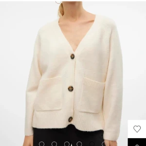 Stickad kofta  - Super fin stickad kofta som är slutsåld❤️❤️ Skriv för egna bilder, nästan aldrig använd! Strl l men passar mig som vanligtvis har xs/s