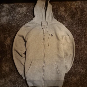 Ralph Lauren hoodie zip grå - Ralph lauren hoodie säljs då den inte passade mig. Storlek M. Aldrig använd, svarar och levererar snabbt. PRIS KAN DISKUTERAS